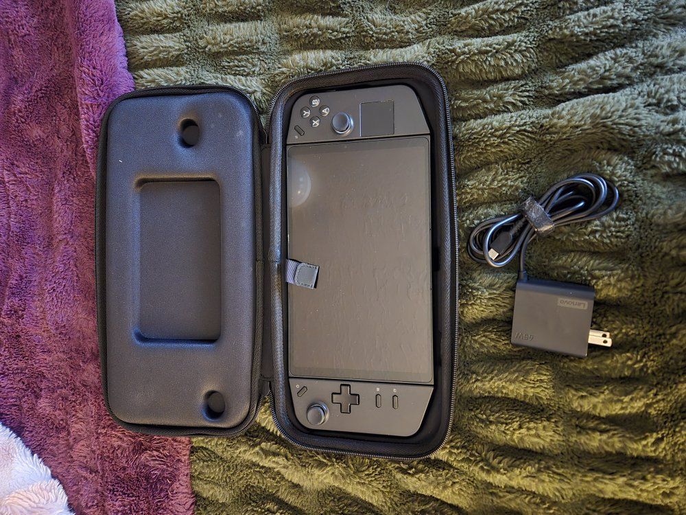 Lenovo Legion Go Z1 Extreme 512 GB Gaming PC Hand