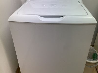 WASHER: White, GE Top-Load Washing Machine with Agitator