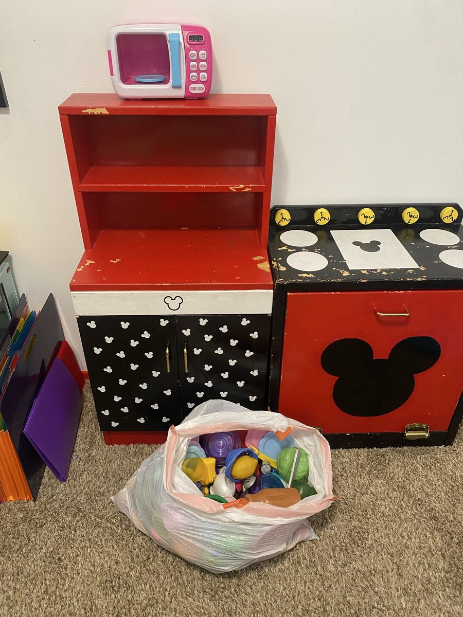 Play kitchen cabinet and food with accessories.