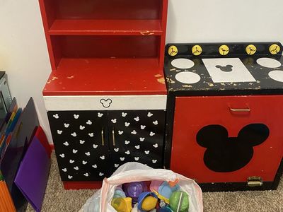 Play kitchen cabinet and food with accessories.