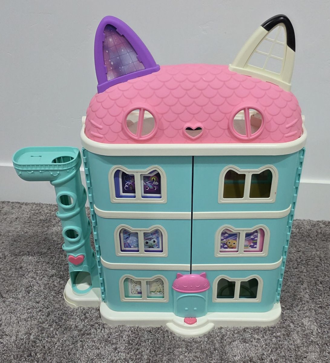 Gabby's Dollhouse 2-Foot Tall Kids Playset with Extra Rooms and Accessories - Gabbys Dollhouse