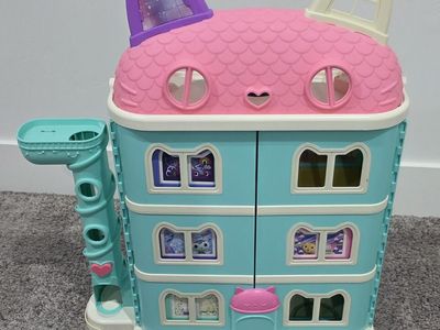 Gabby's Dollhouse 2-Foot Tall Kids Playset with Extra Rooms and Accessories - Gabbys Dollhouse