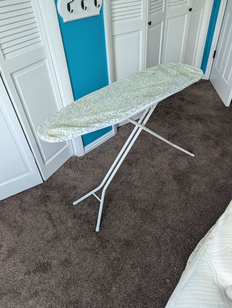 Ironing board collapsible