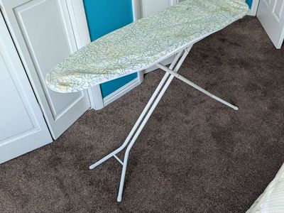 Ironing board collapsible