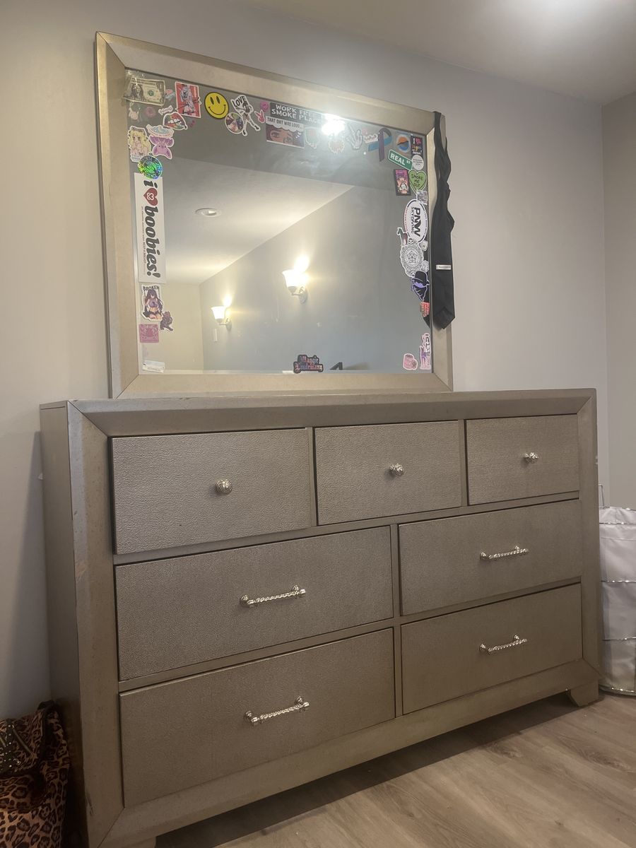 Spacious 7-Drawer Dresser with Mirror - Elegant Champagne Finish & Crystal Knobs
