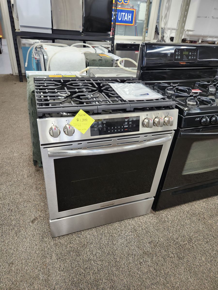BEAUTIFUL BRAND NEW! FRIGIDAIRE STAINLESS STEEL 5 BURNER GAS RANGE