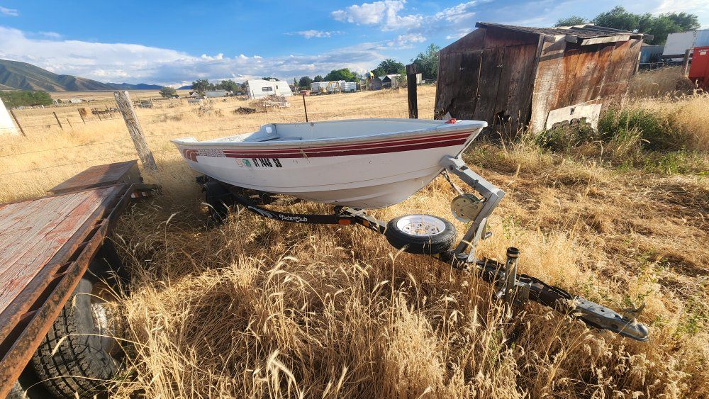 14' Crestliner Deep V Fishing Boat – Lake Ready!