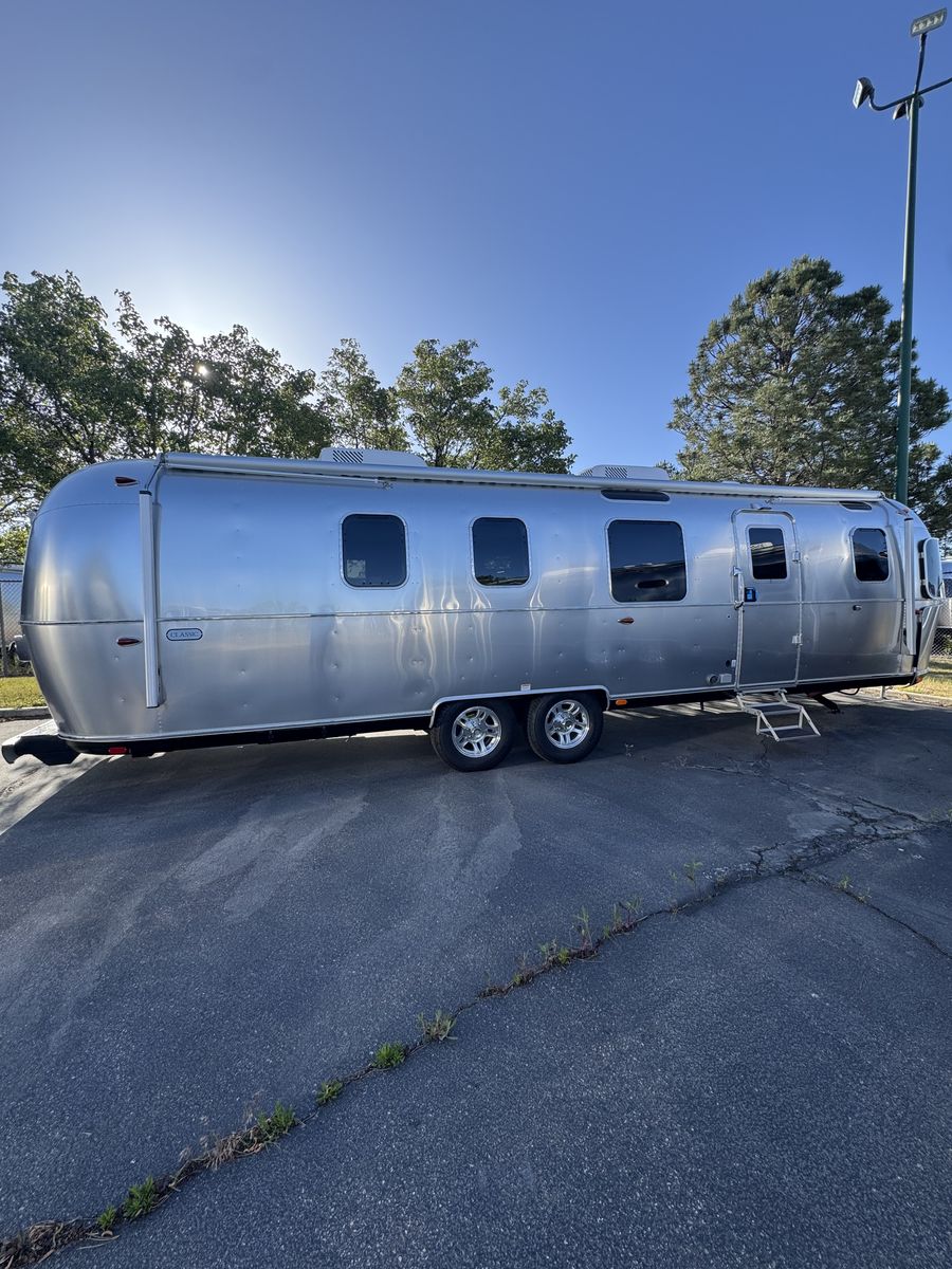 2026 Airstream Classic Luxury RV