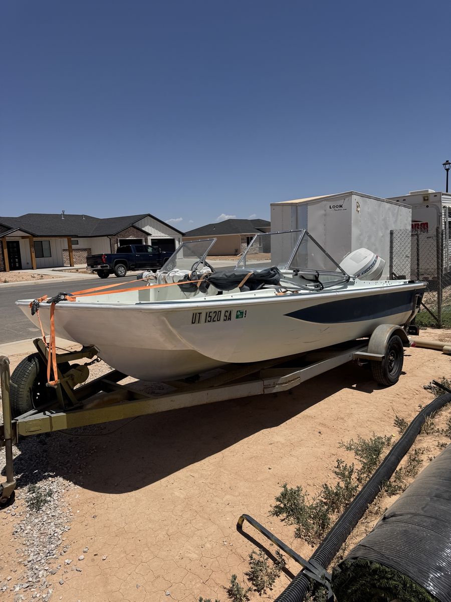 Glaspar 16’ trihull boat