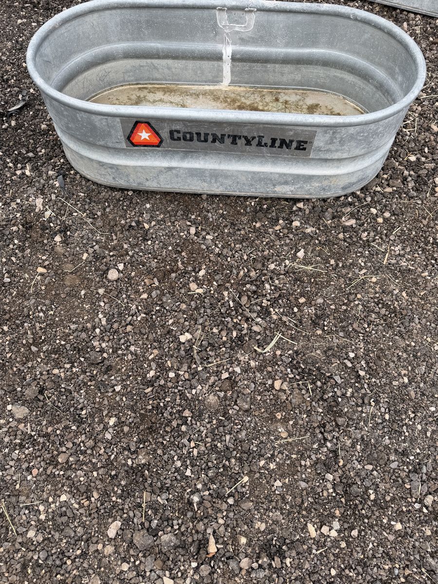 Tarter CountyLine Galvanized Steel Oval Stock Tank Waterer (40 Gallon, 2' x 1' x 4')