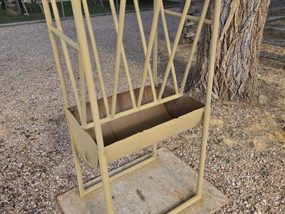 Horse feeder