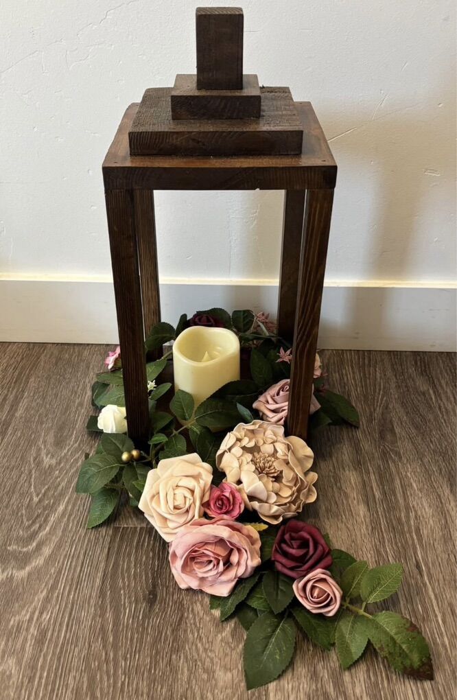 2 Foot Lings Moment Chair / Lantern Flowers