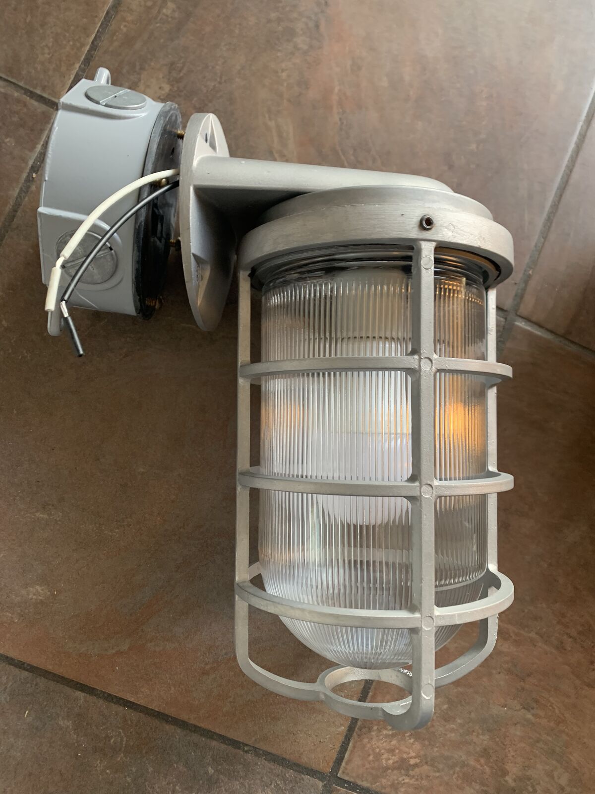 Wall mount explosion proof light fixture