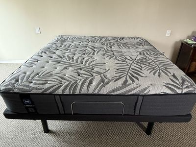 Sealy Posturepedic Queen Mattress & adjustable Platform Base by control- Great Condition, Comfortable Sleep