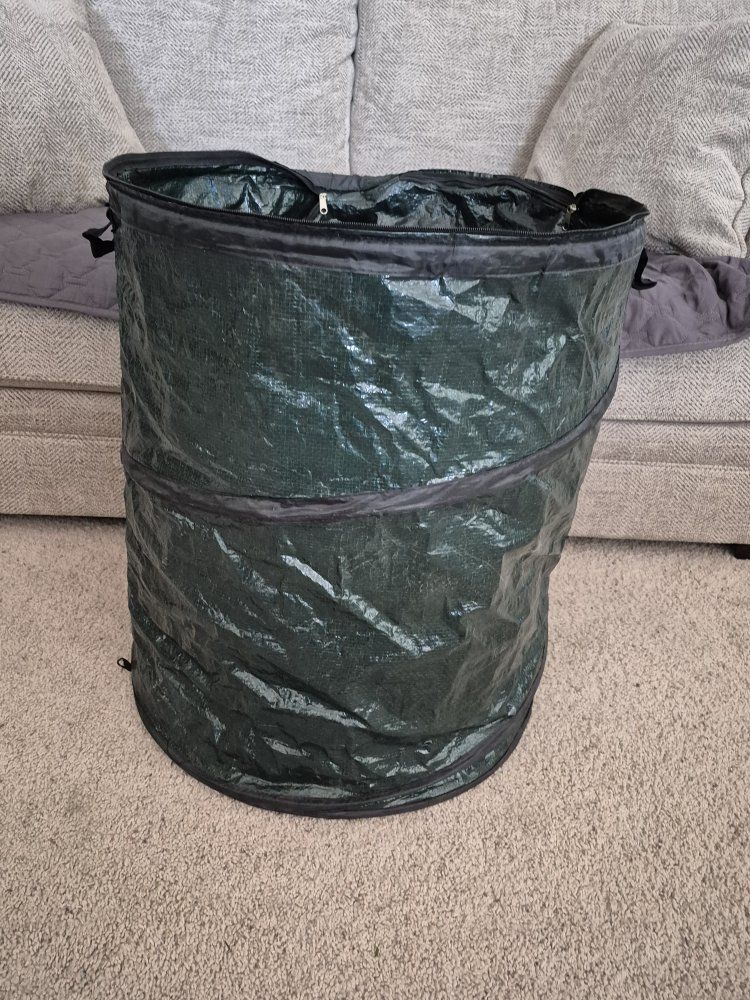 Collapsible garbage can