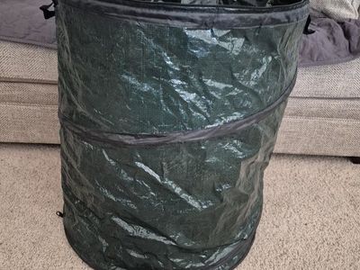 Collapsible garbage can