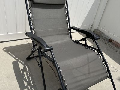 Folding Zero Gravity Recliner / Patio Lounge Chair with Headrest