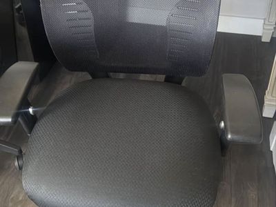 Black Mesh Back Ergonomic Office Desk Chair with Armrests