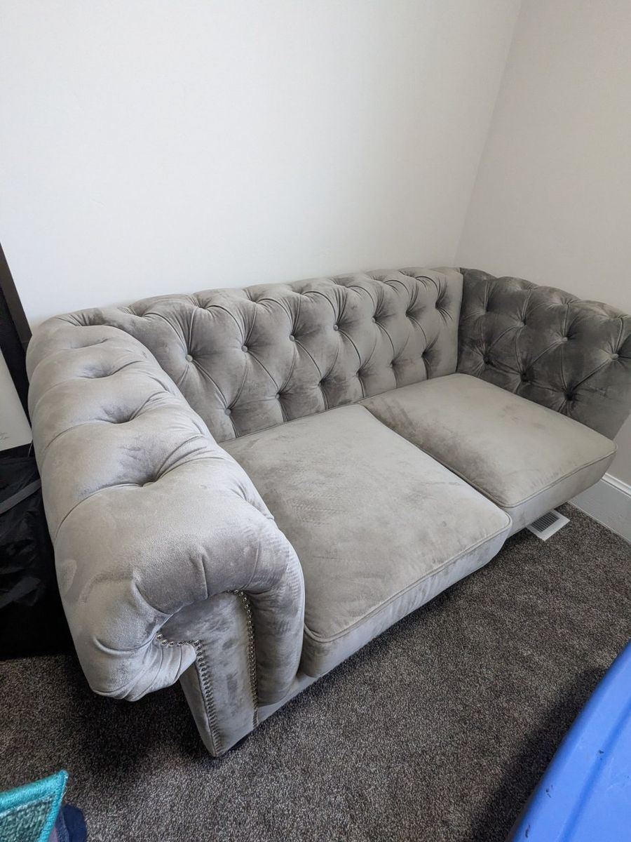 Gray Velvet Tufted Loceseat