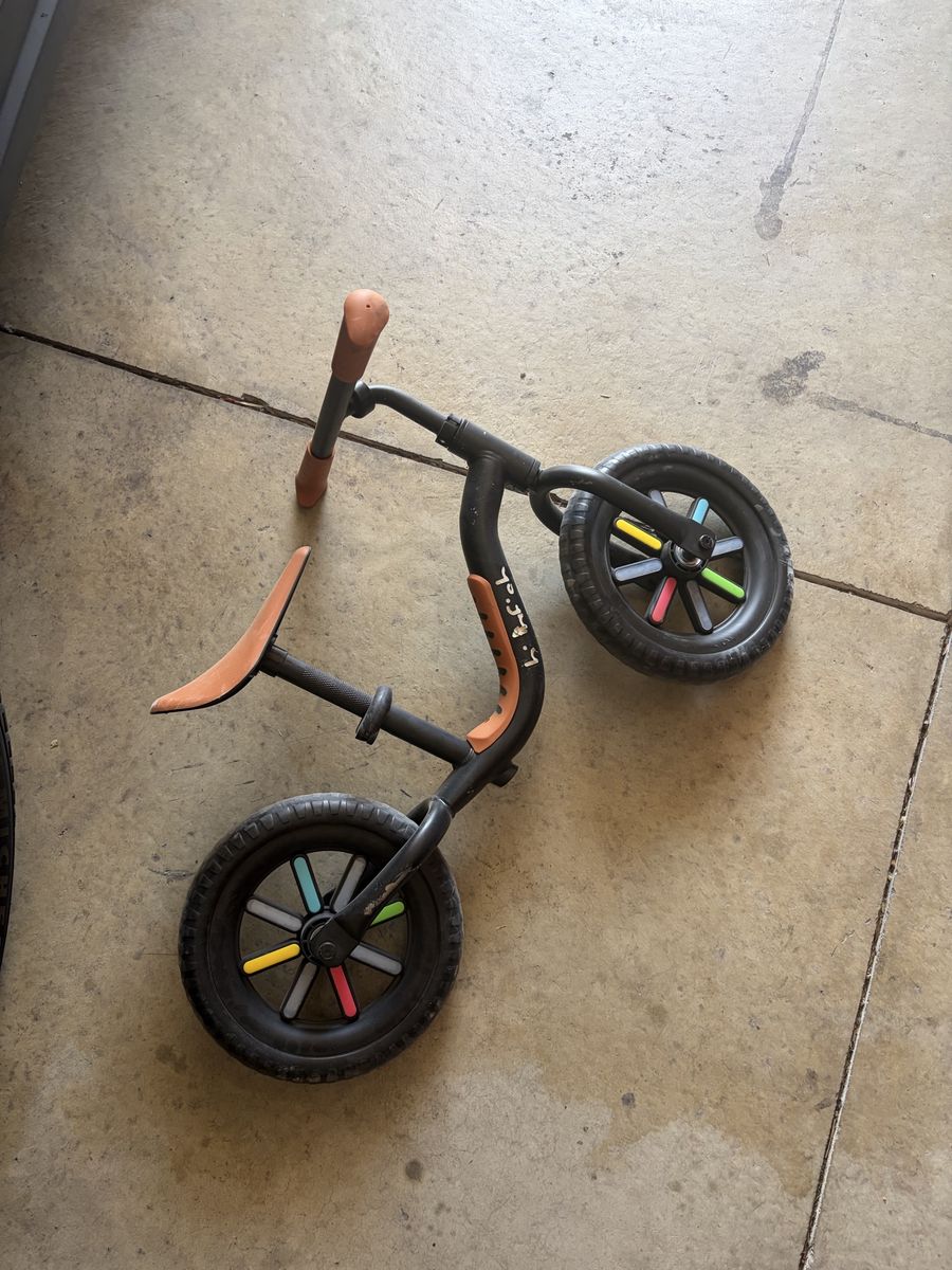 Chillafish BMXie Kids Balance Bike - Black/Tan with Colorful Spokes