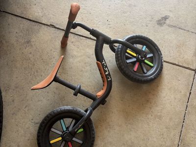 Chillafish BMXie Kids Balance Bike - Black/Tan with Colorful Spokes