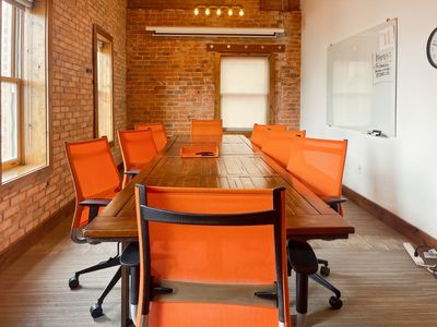 A meeting room that says “I have my life together,” even if you don’t 🤭