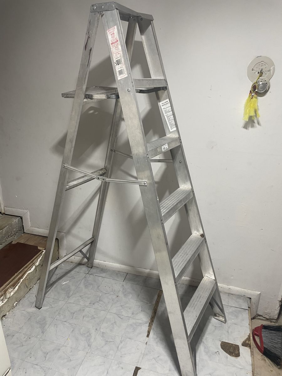 Keller Aluminum 936 Series 4-Step Folding Step Ladder, Used