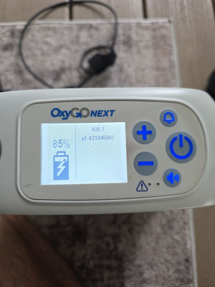 Portable oxygen concentrator, 436 hours used 
