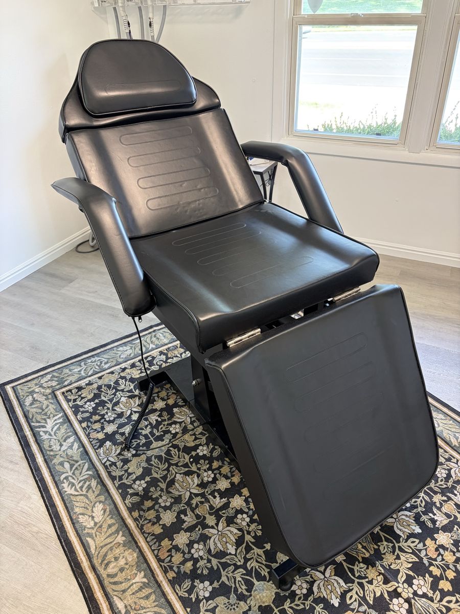 Facial & treatment aesthetician/tattoo bed.