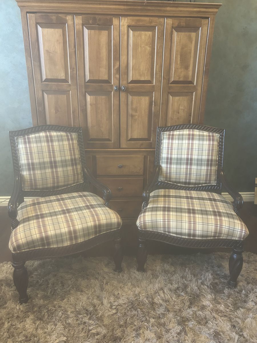 Set of 2 Classic Wooden Accent Chairs with Plaid Upholstery and Intricate Carvings