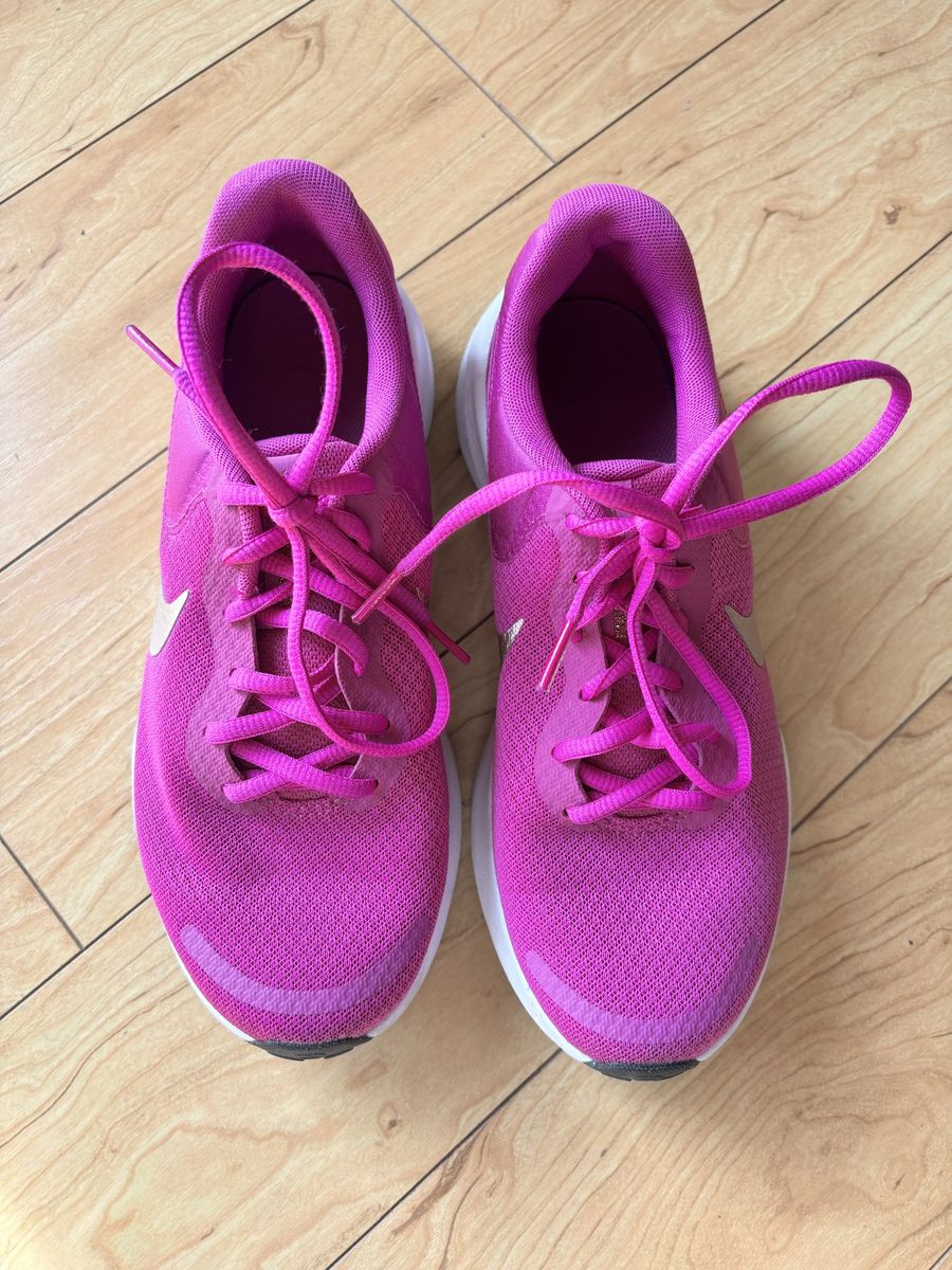 Women’s Nikes size 7.5