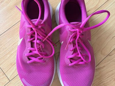 Women’s Nikes size 7.5