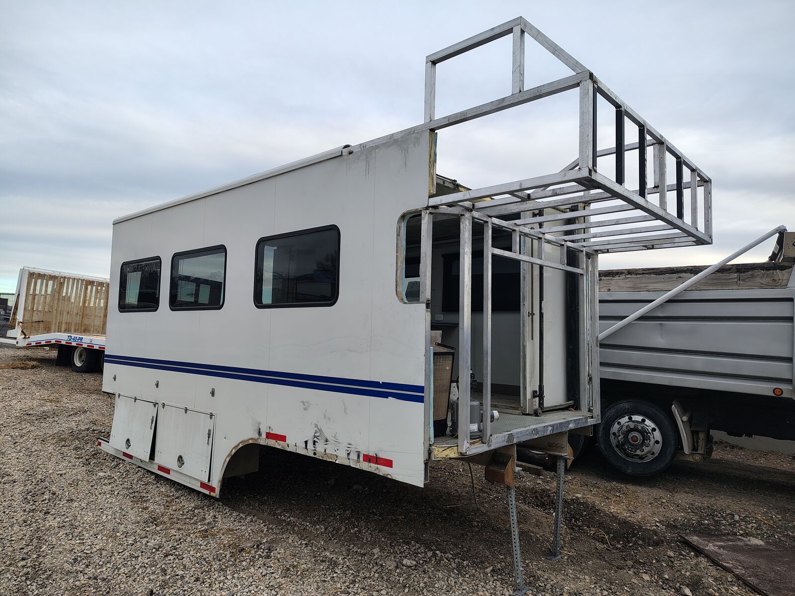 Semi truck living quarters box with slide