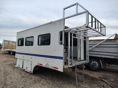 Semi truck living quarters box with slide