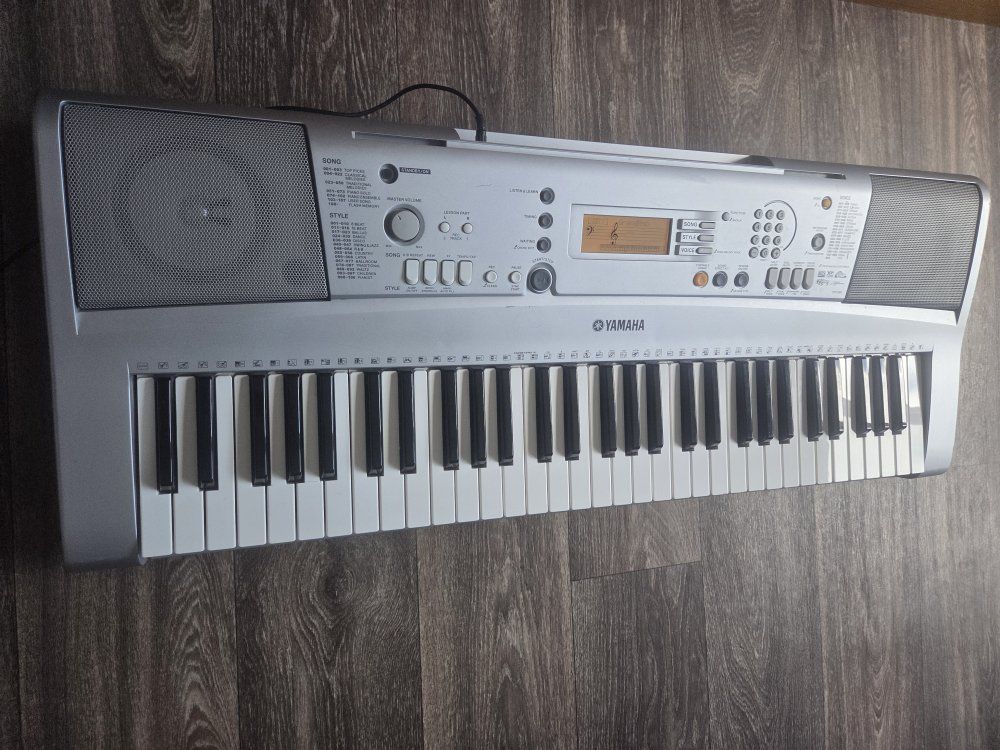 Yamaha YPT-300 Portable Electronic Keyboard Piano - 61 Key, MIDI, Sustain Input
