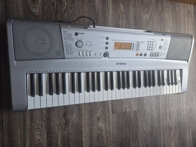 Yamaha YPT-300 Portable Electronic Keyboard Piano - 61 Key, MIDI, Sustain Input