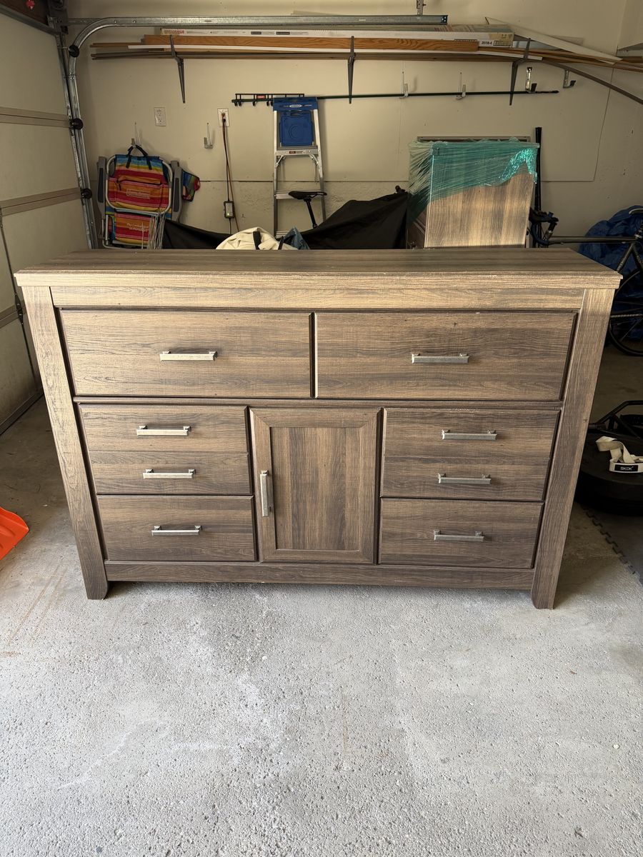 Ashley Furniture Dresser Set