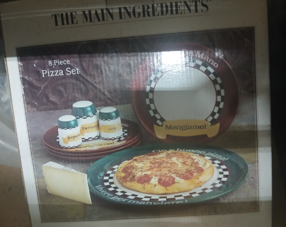 The Main Ingredients Pizzeria Da Mano 8-Piece Pizza Set - Italian Tower of Pisa Plates- GREEN PLATE IS BROKEN-Fragiles