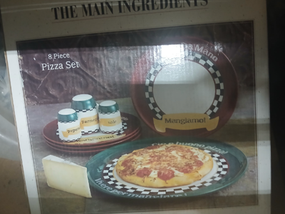 The Main Ingredients Pizzeria Da Mano 8-Piece Pizza Set - Italian Tower of Pisa Plates- GREEN PLATE IS BROKEN-Fragiles