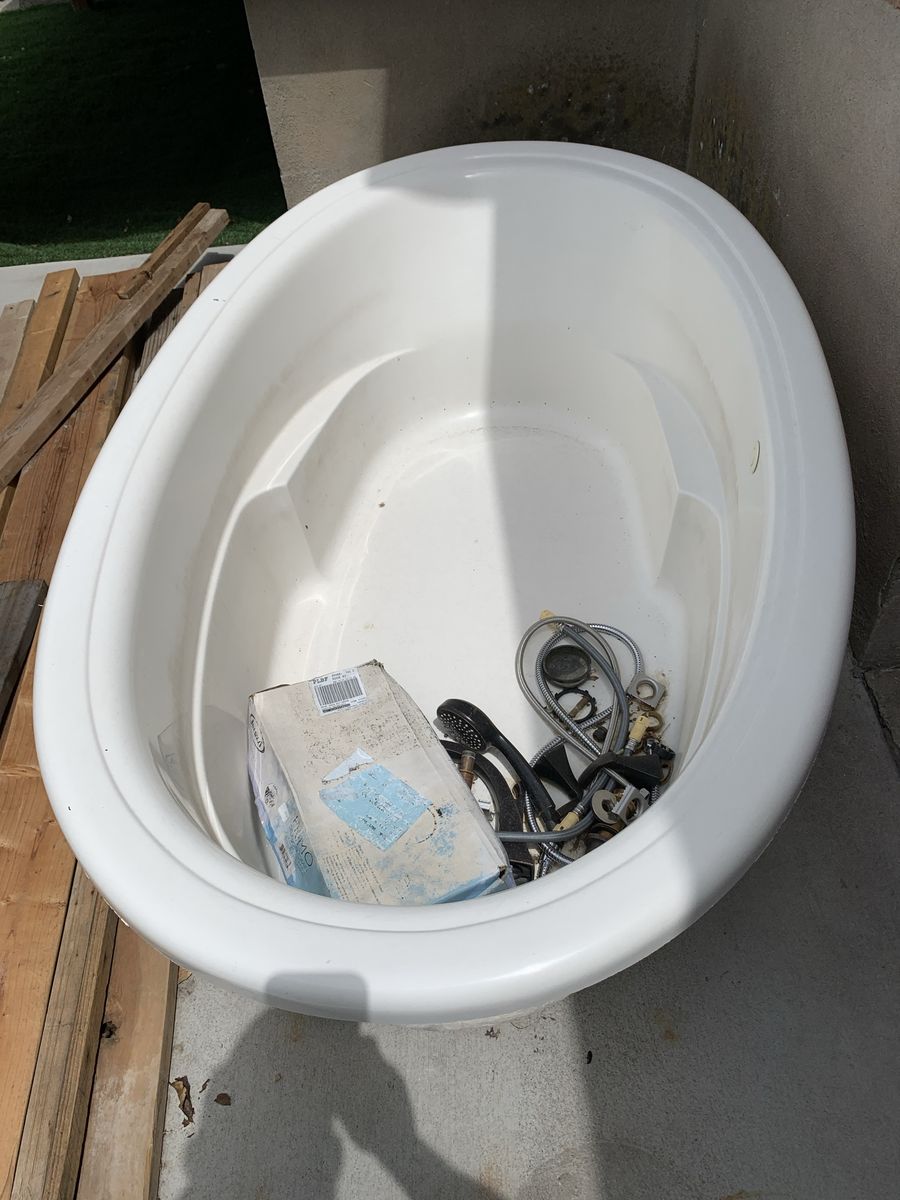 Soaker tub with bubbles