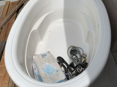 Soaker tub with bubbles