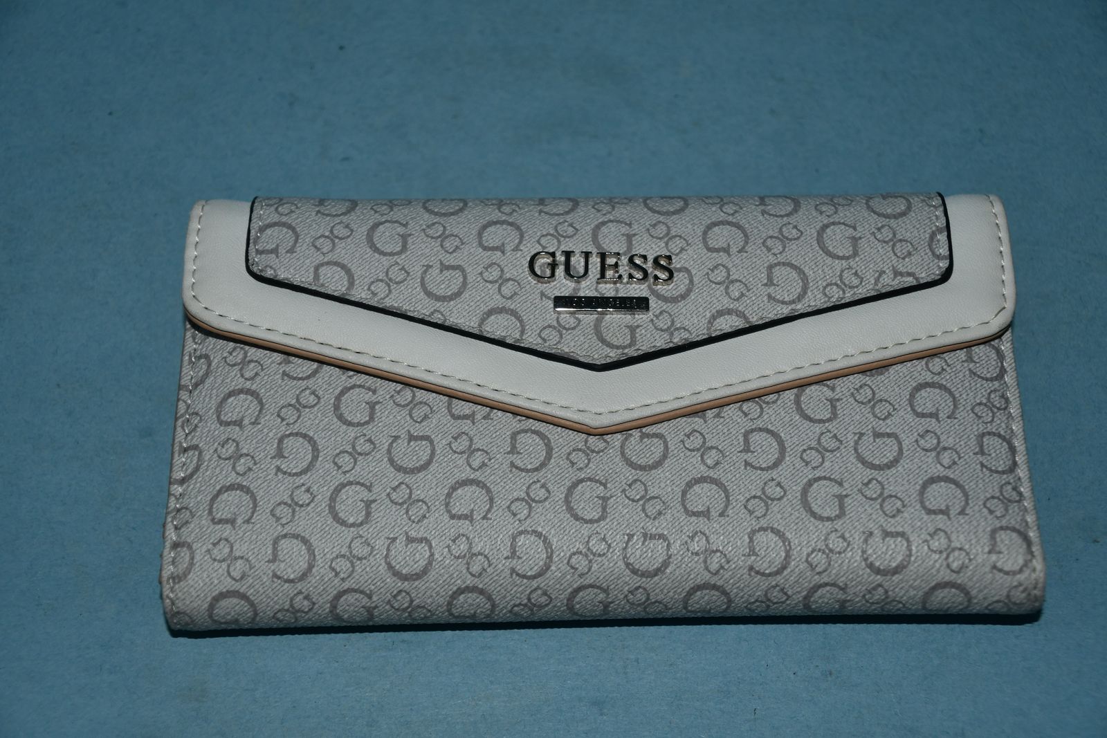 WOMEN'S GUESS WALLET ~ 7" x 4" x 1" ~ SNAP CLOSURE ~ CC SLOTS ~ ID SLOT ~ CLEAN!