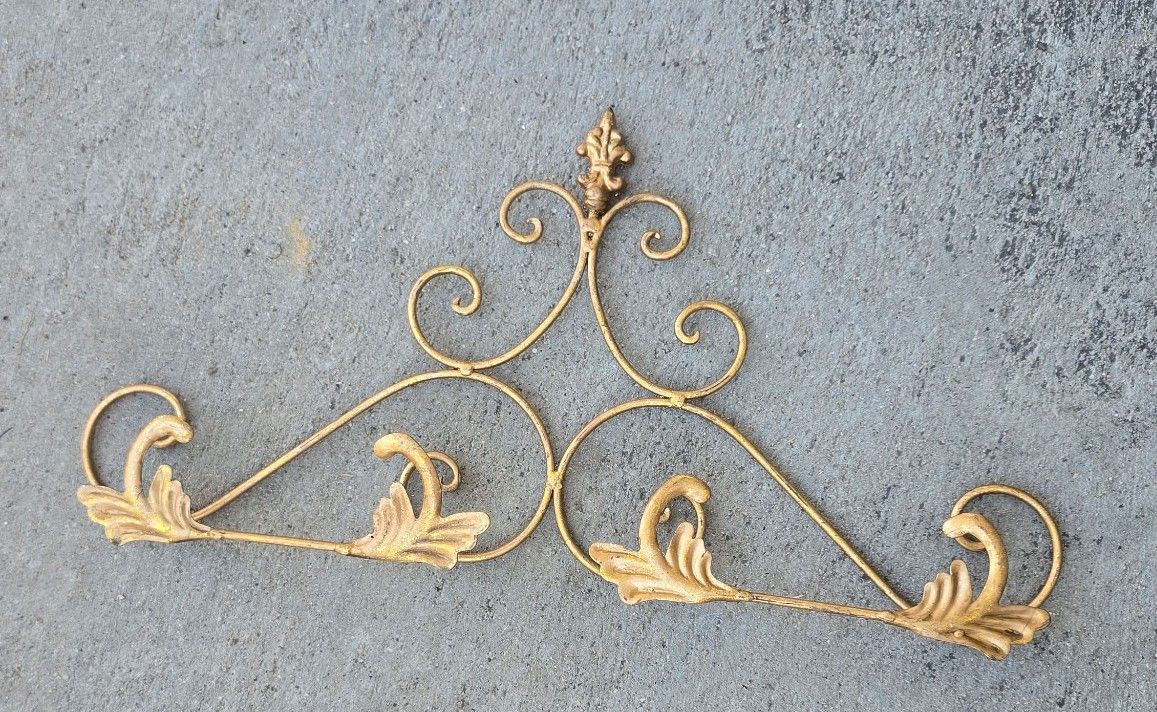 Vintage Gold Wall Mount Easel – Wrought Iron Scroll Double Plate Display Bracket