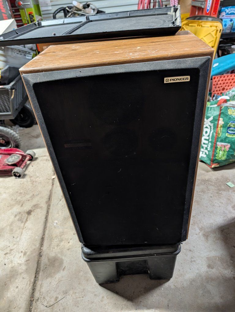 Pioneer 3 Way Floor speaker w/ center spraker