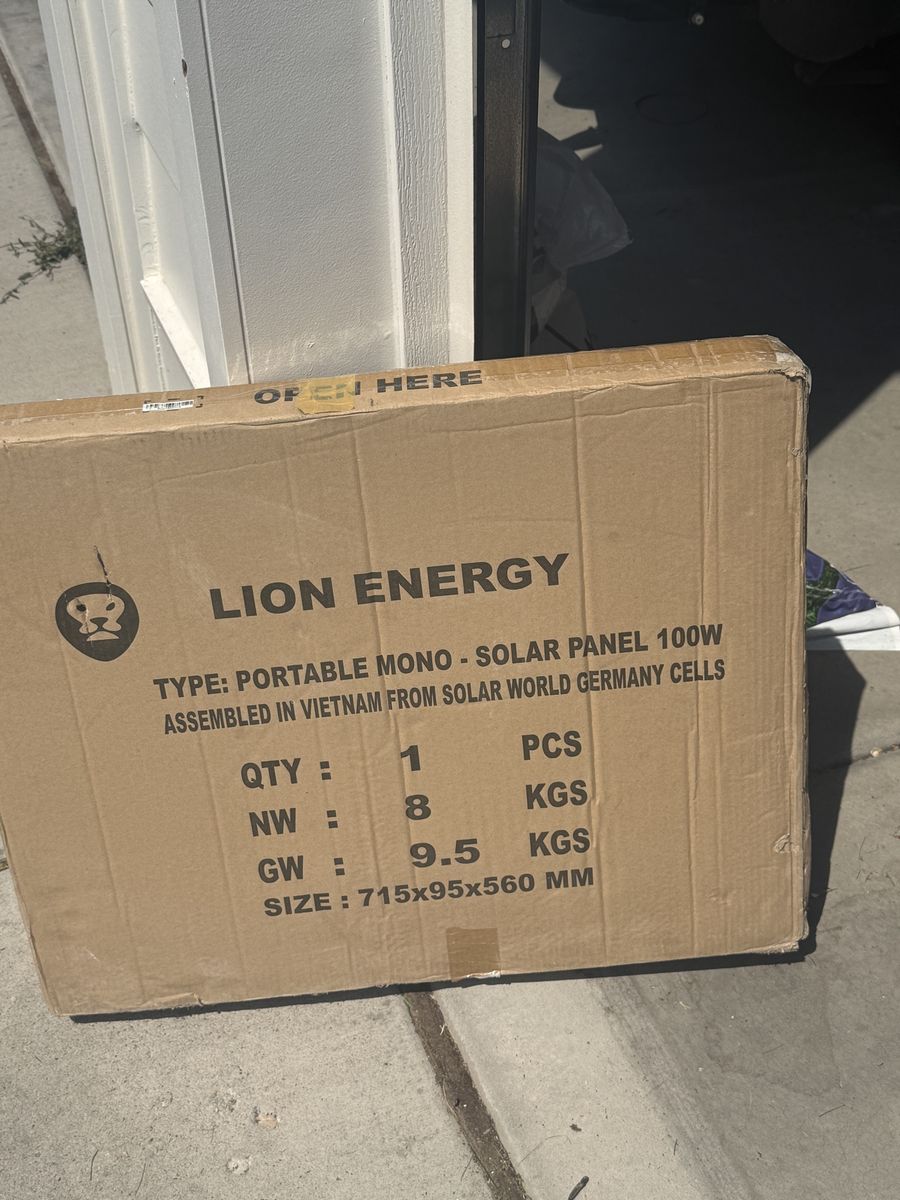 Lion Energy 100W Portable Solar Panel – In Box