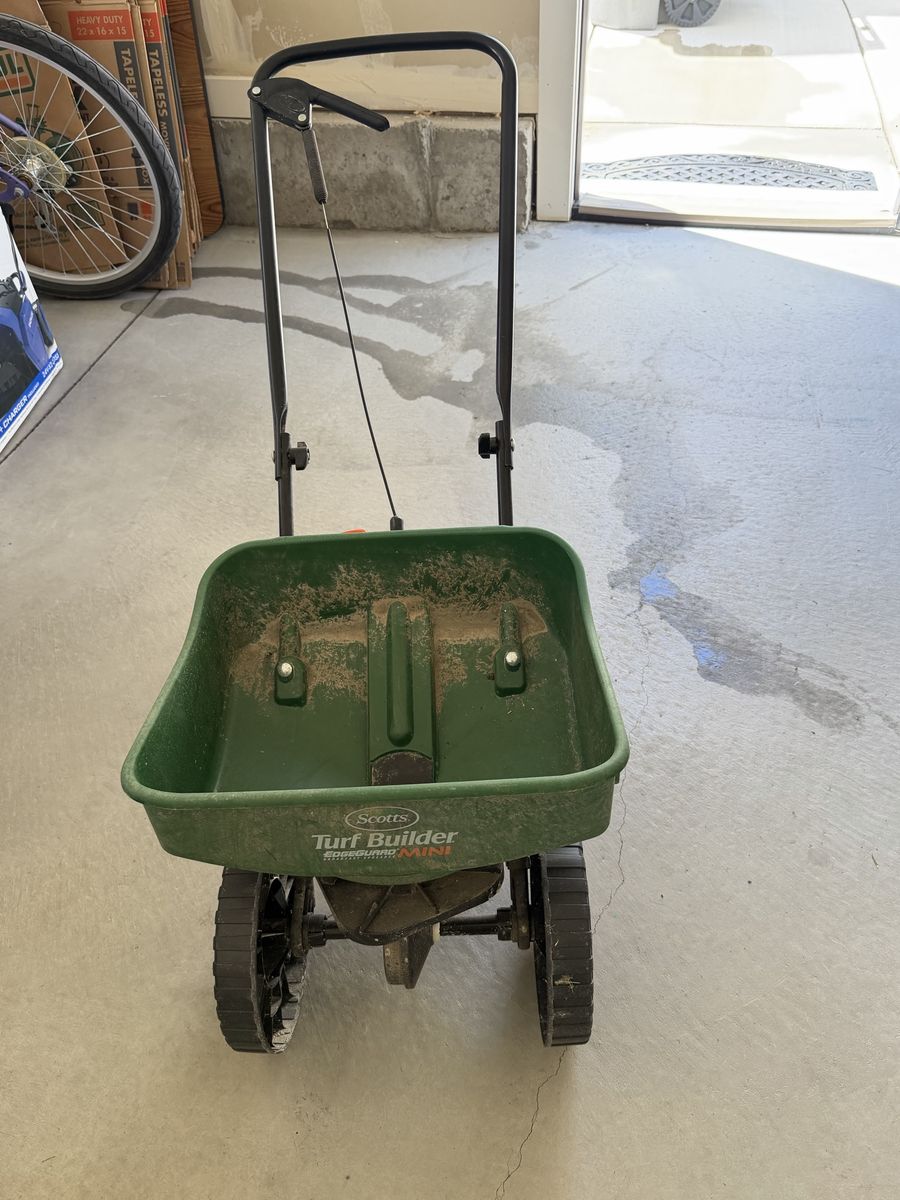 Scotts Turf Builder EdgeGuard Mini Broadcast Spreader, used only for a few times