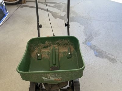 Scotts Turf Builder EdgeGuard Mini Broadcast Spreader, used only for a few times