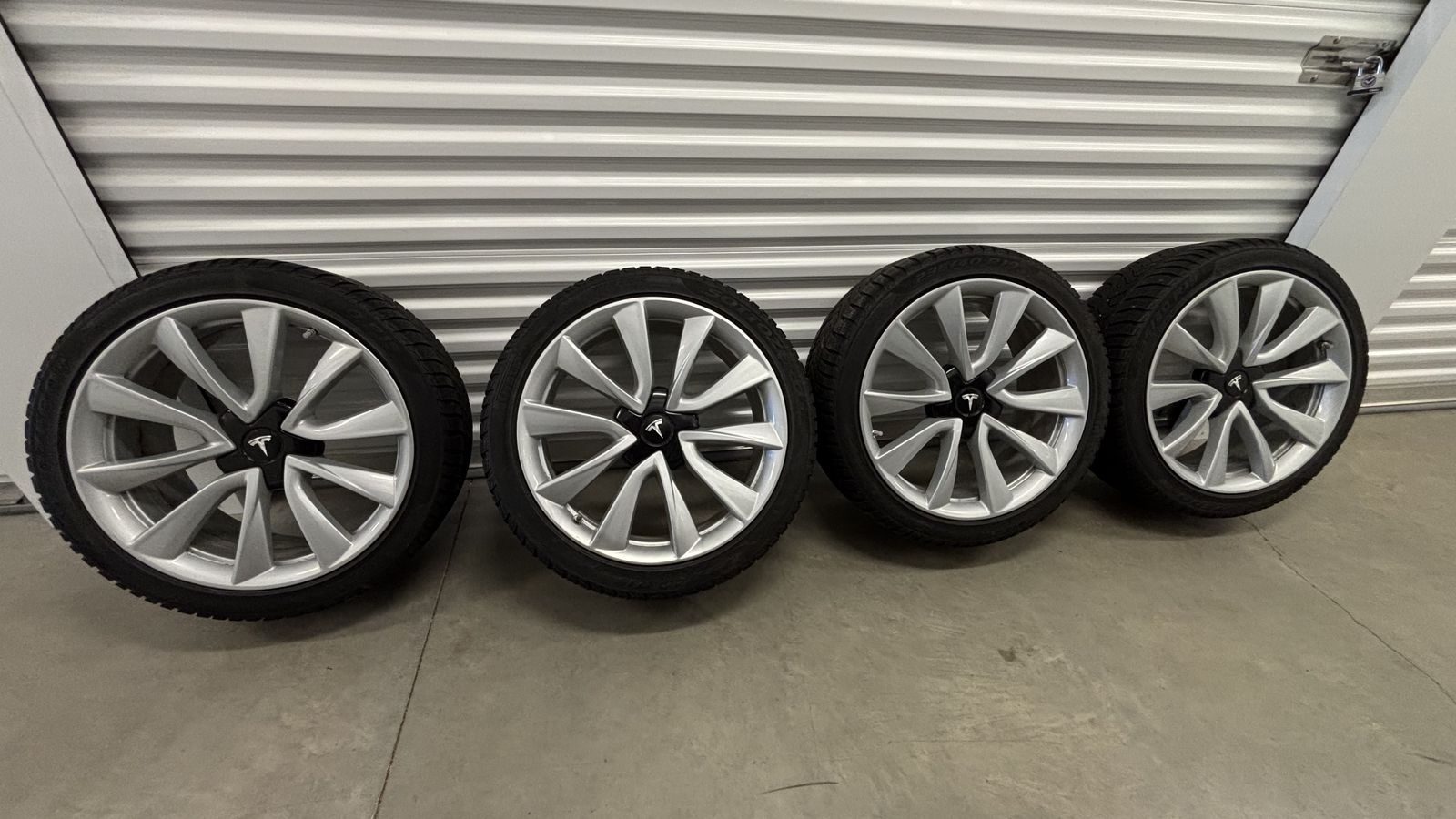 Tesla model 3 19" sport wheels with winter tires