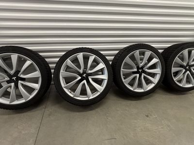Tesla model 3 19" sport wheels with winter tires