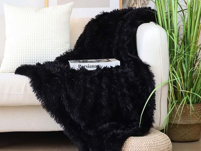 Luxurious Black Faux Fur Throw Blanket - Soft & Cozy Decorative Accent for Sofa/Bed